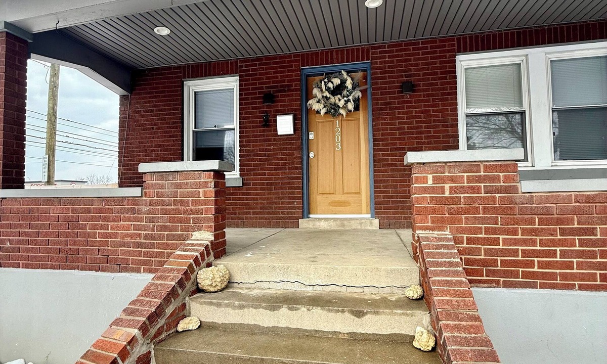Prestonia House | The Bourbon Belle House - Heated Pool, 12 Beds, Kentucky Luxury - Pet-friendly