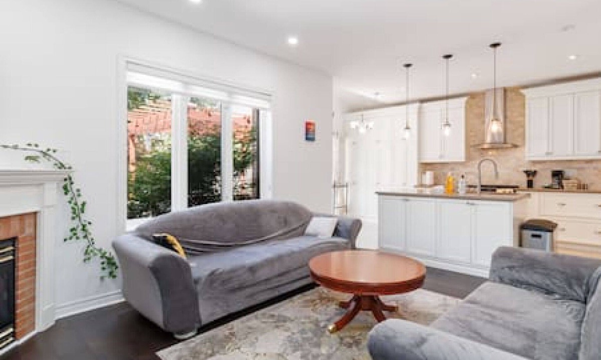 Mount Pleasant House | The Brampton Hideaway with Patio