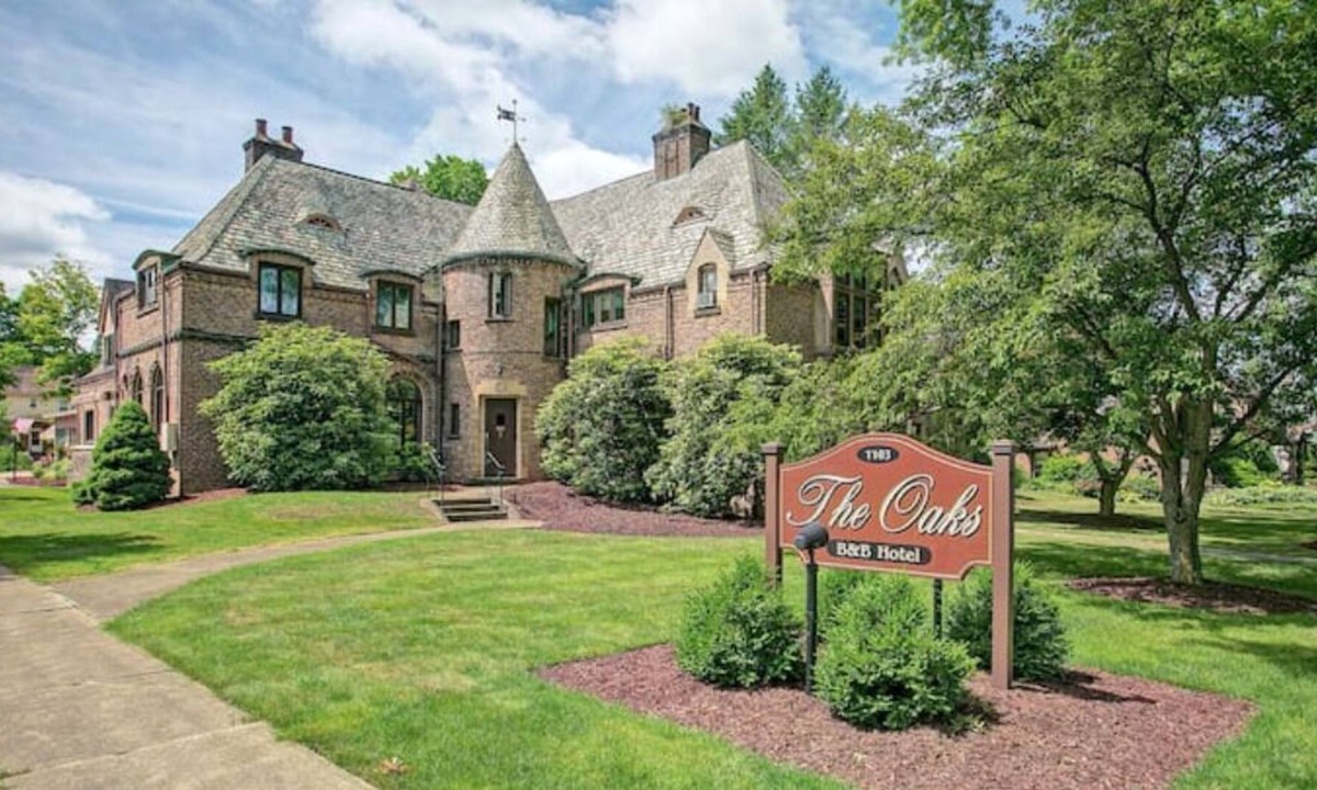 Jamestown Bed & Breakfast | The Brandywine Room at The Oakes Hotel-King Bed