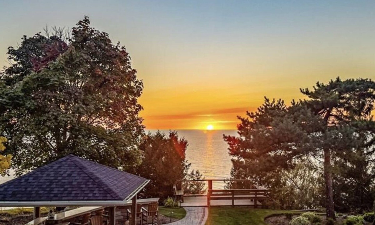 Zurich Bed & Breakfast | The Brentwood Waterfront Retreat