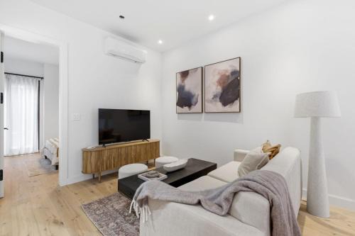 Beaconsfield Village Hotel | The Brick Hotel - The Laneway