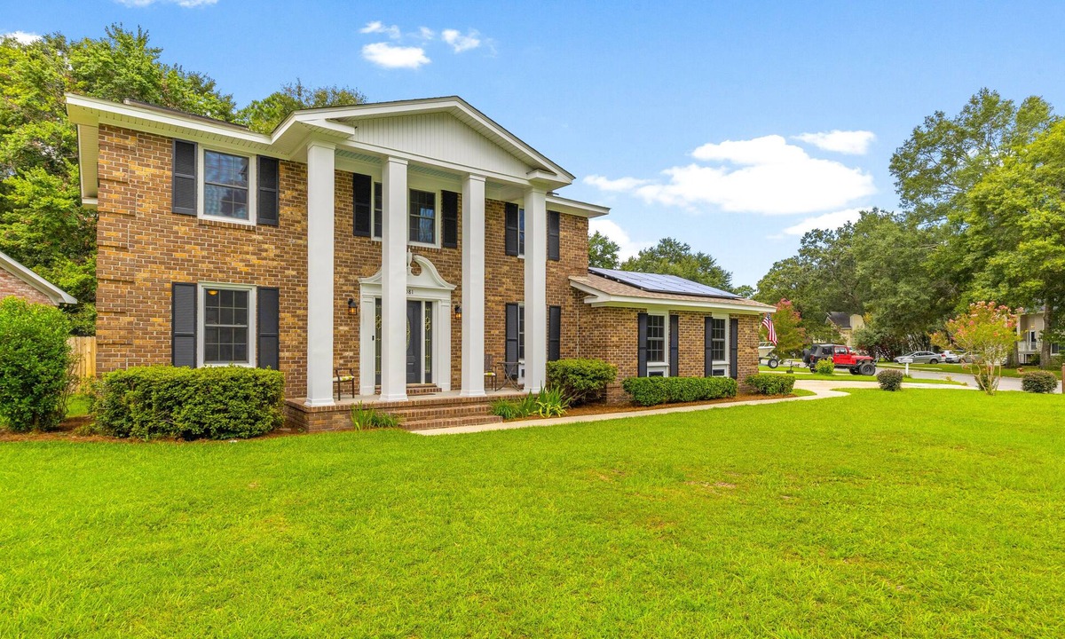 North Charleston House | The Brick House Manor