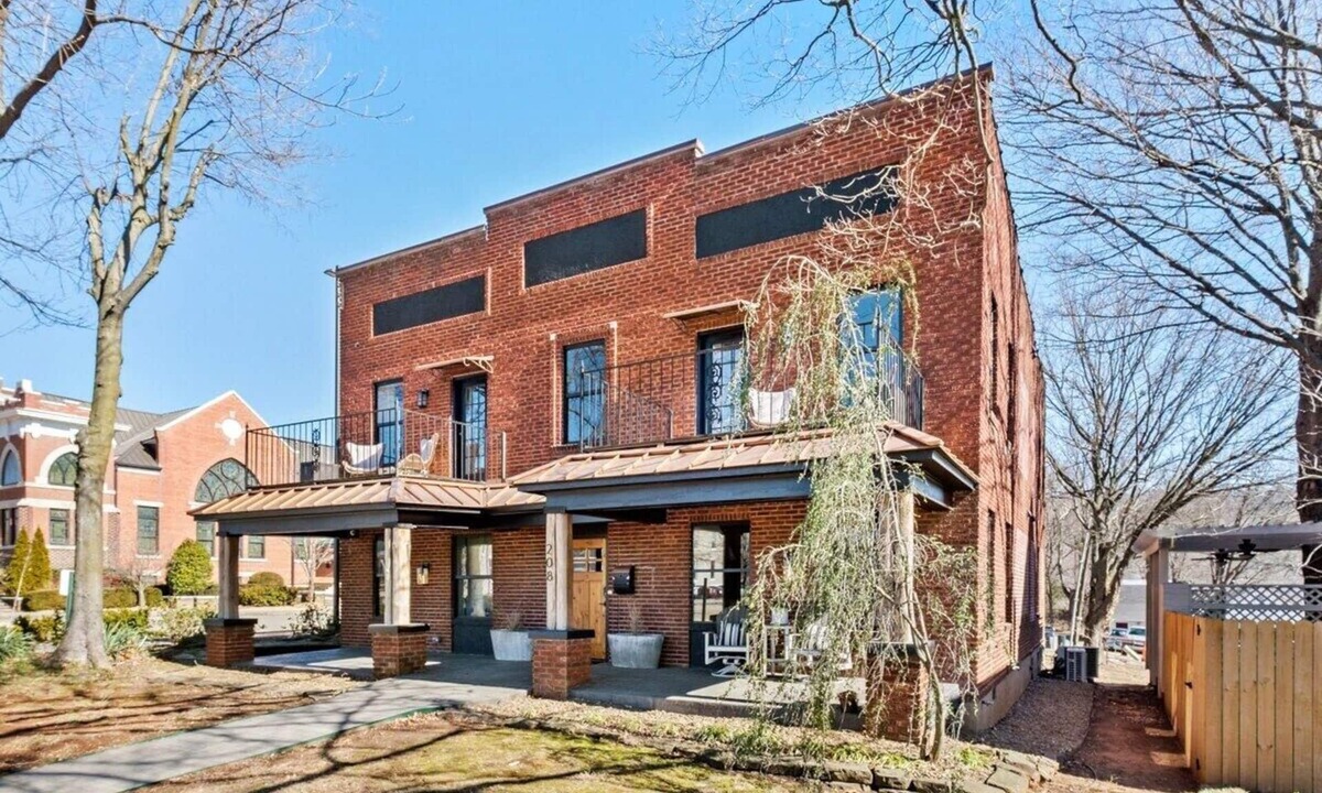 Fayetteville House | The Brick House - Walk DT or U of A - 3 Suites