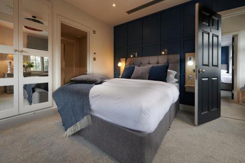 Barnes Hotel | The Bridge Pub & Rooms