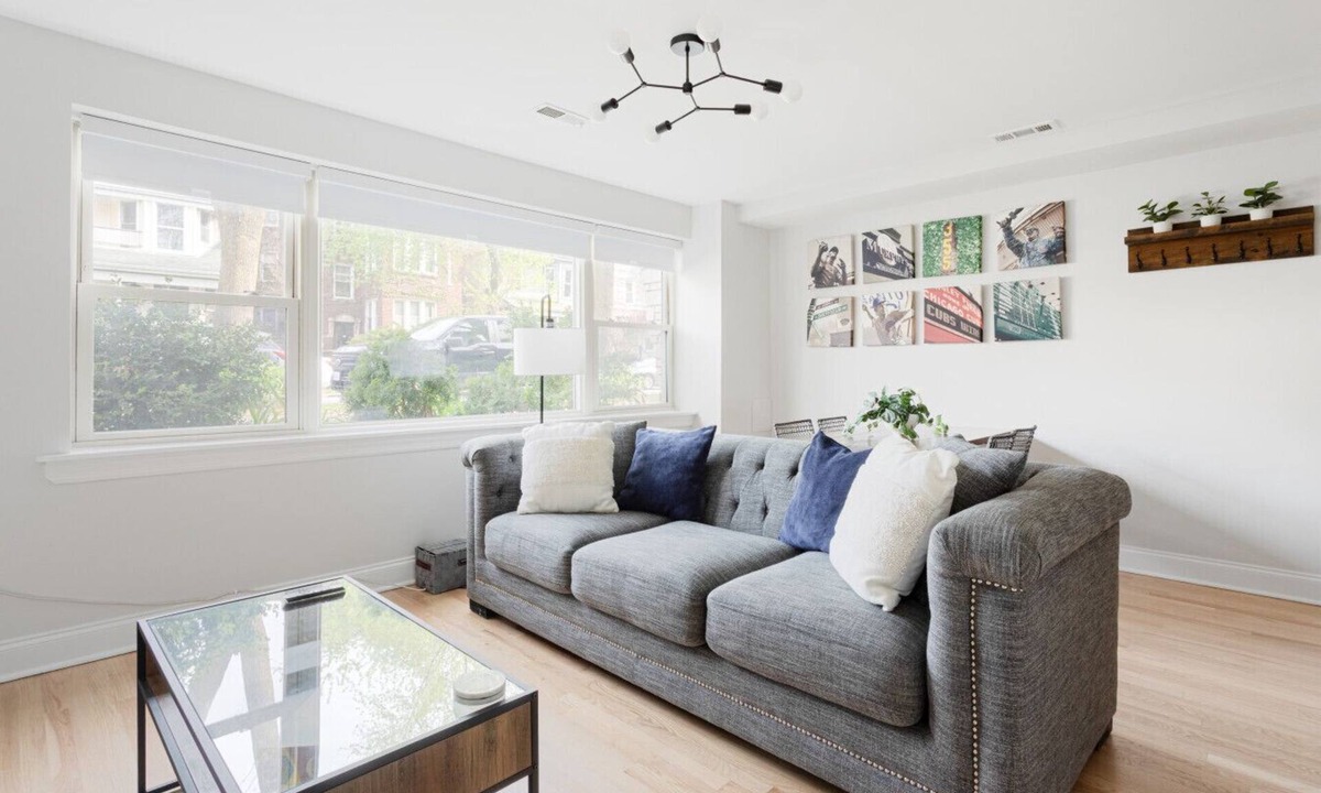 Uptown Condo | The Bright Retreat in Andersonville