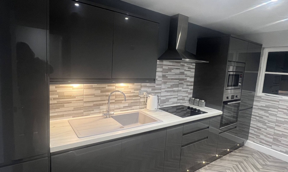 Herne Bay Apartment | The Broadway Retreat With Parking