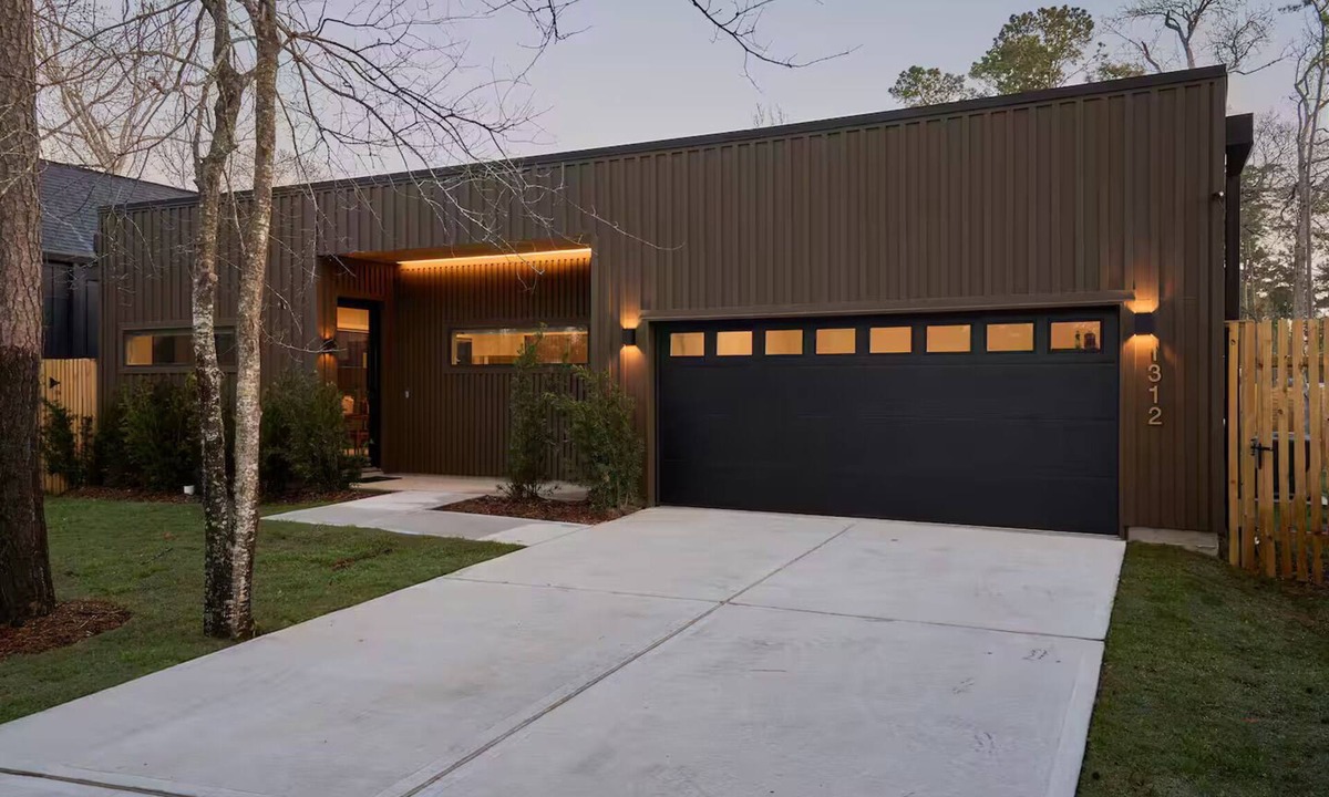 Conroe House | The Brown Oak: Nature & Splendor