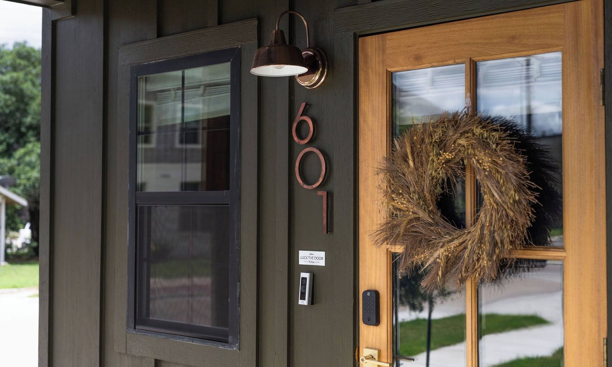 Downtown Cottage | The Bryan Treehouse, near Texas A&M! Your Home Away from Home!