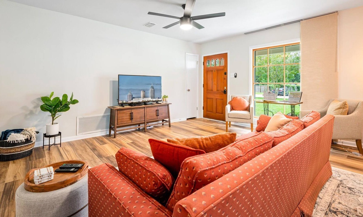 Mobile House | The Buck House- Family Friendly Near USA Campus, Golf & Tennis