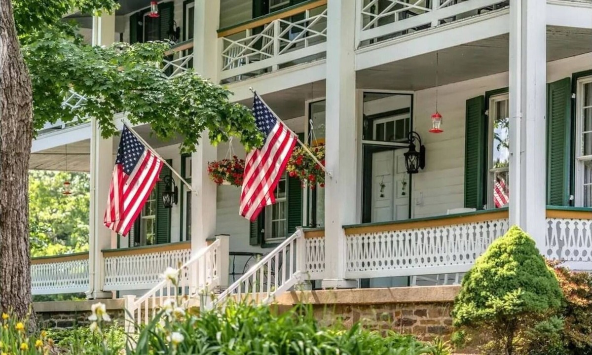 Harper Bed & Breakfast | The Buckhorn Inn - King Suite - Shenandoah Valley