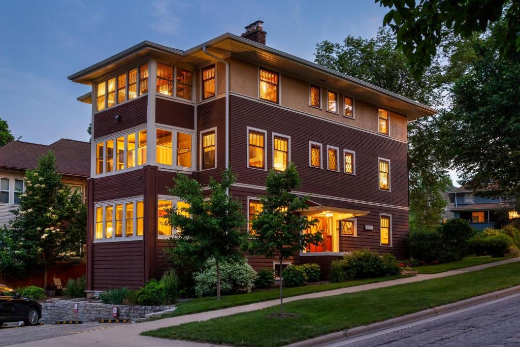 Regent Bed & Breakfast | The Buckingham Inn