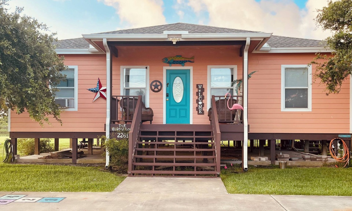 Port O Connor House | THE BUNGALOW-DELIGHTFUL GETAWAY FOR 6-7 FOLKS WITH SCENIC POND AND COOL DECK.