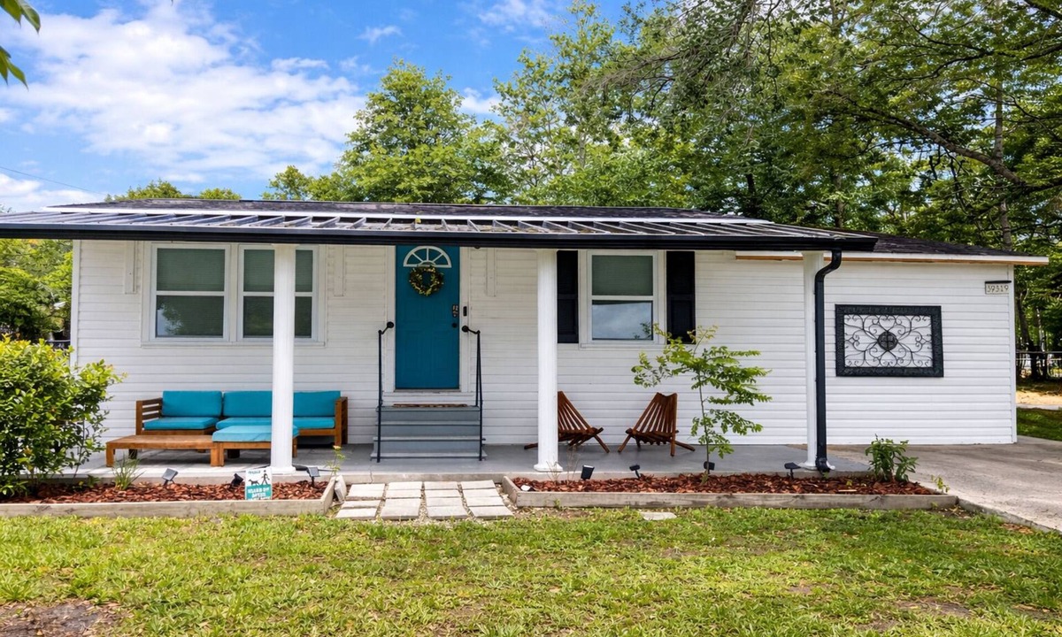 Zephyrhills House | The Bungalow Getaway
