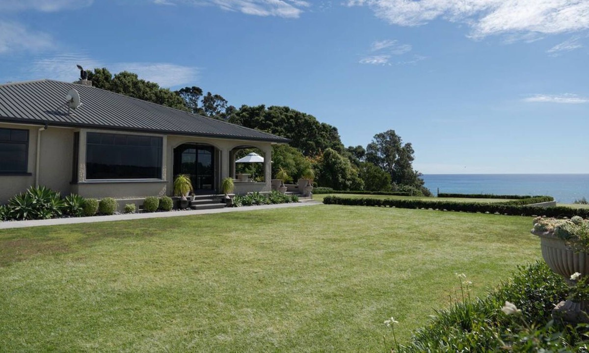 Pitone House | THE BUNGALOW - SLEEPS 19