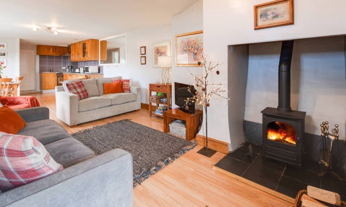 Dinas House | The Burrow in Caernarfon