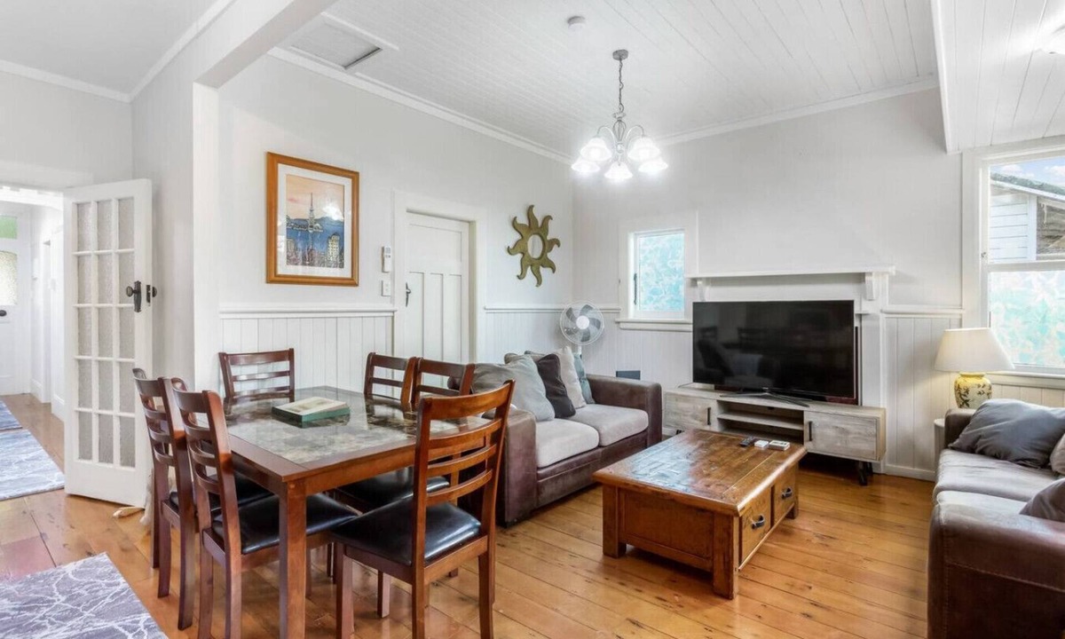 Sandringham House | The Croft 4 BR Bungalow with Air-Con and Parking
