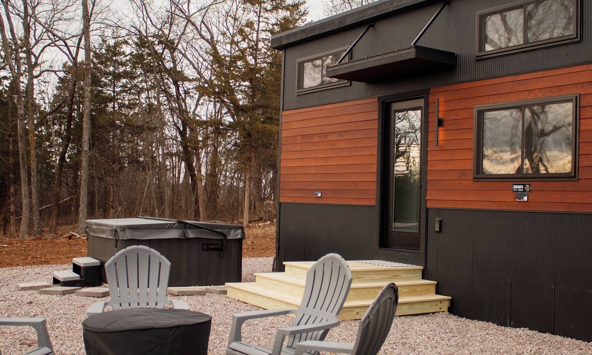 Ste Genevieve Cabin | THE CAAMP. Gorgeous 2-bedroom tiny home. Very close to the Barn/Pebble Creek