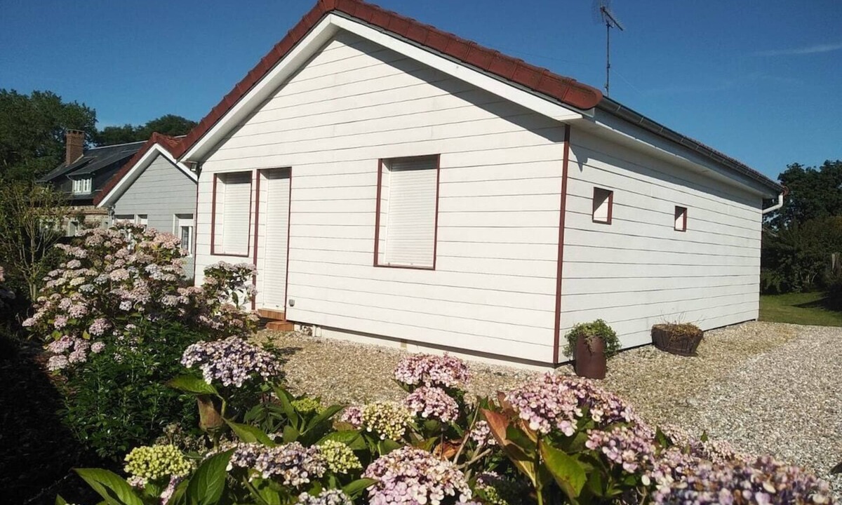 Saint-Aubin-sur-Mer House | The Cabane aux Hortensias - Saint-Aubin-sur-Mer