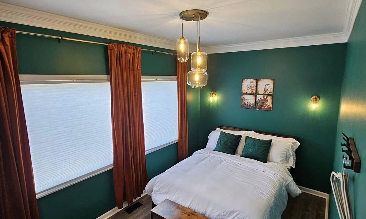 Holly Apartment | The Caboose - Cozy space steps from downtown