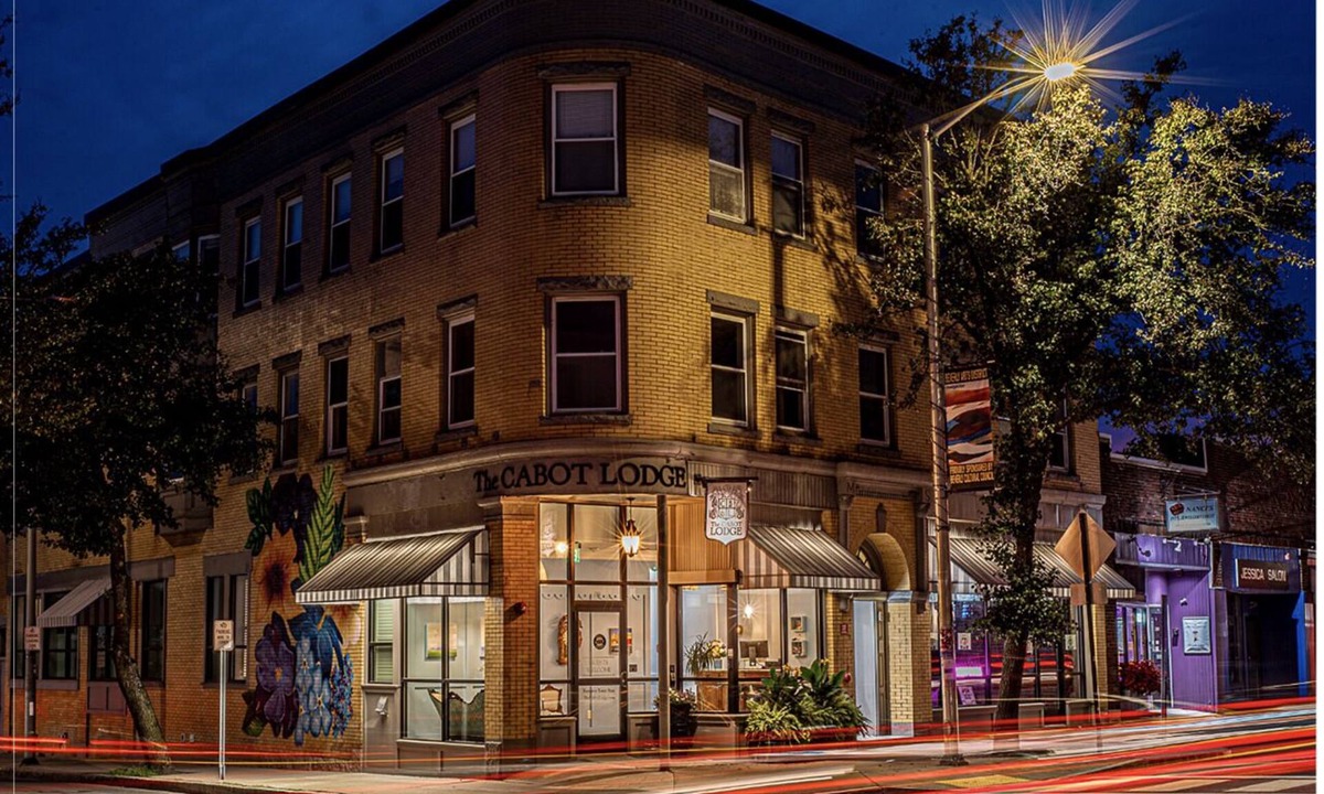 Beverly Hotel | The Cabot Lodge