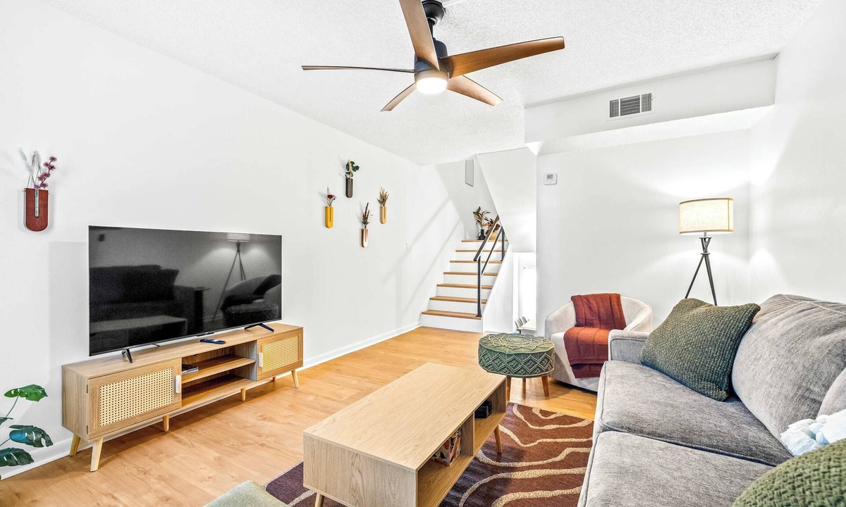 Fairoaks Manhattan Manor Condo | The Capri Villa - Stay for 6