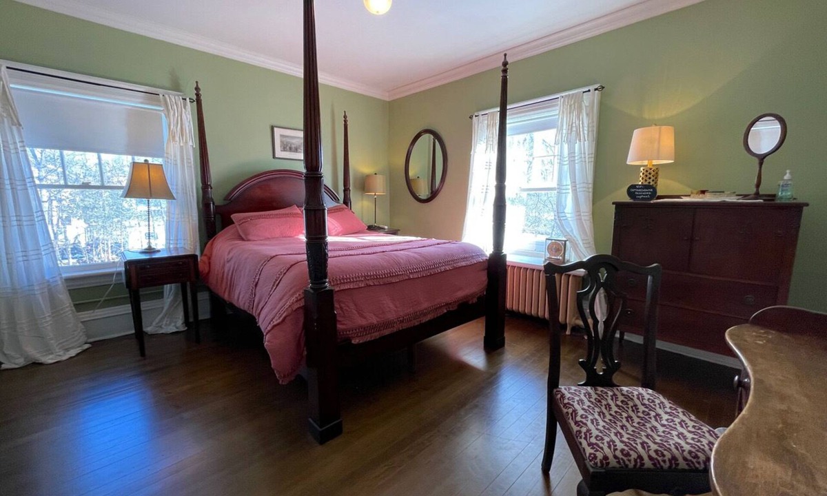 Midland Bed & Breakfast | The Captain's House bed & breakfast
