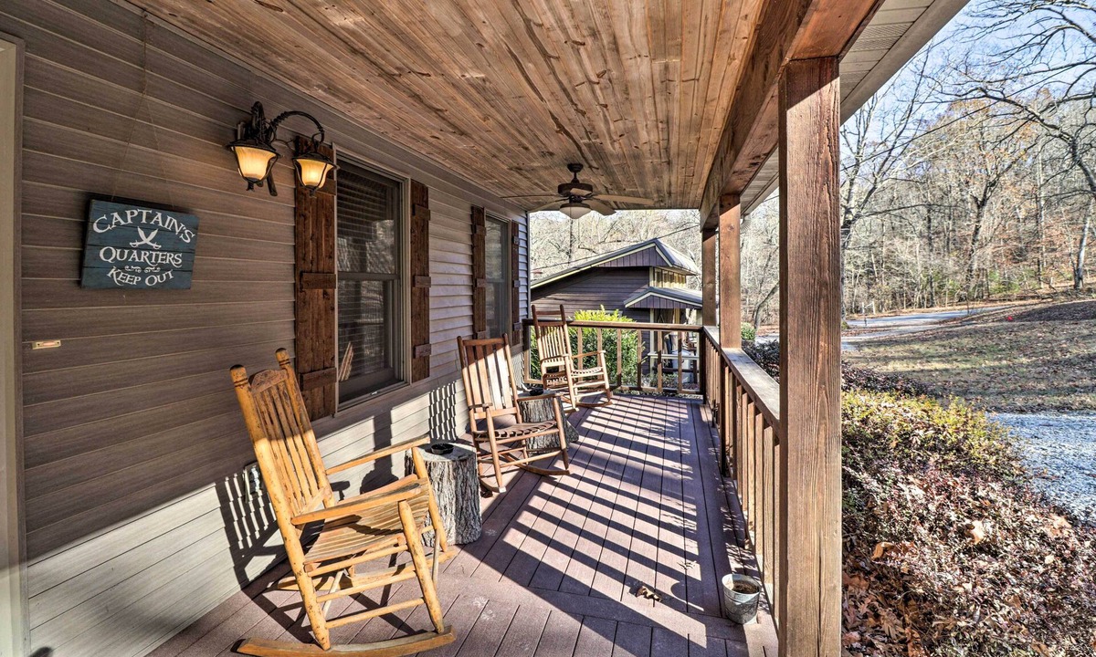 Rogers Cottage | The Captains Quarters in Rogers w/Covered Porch!