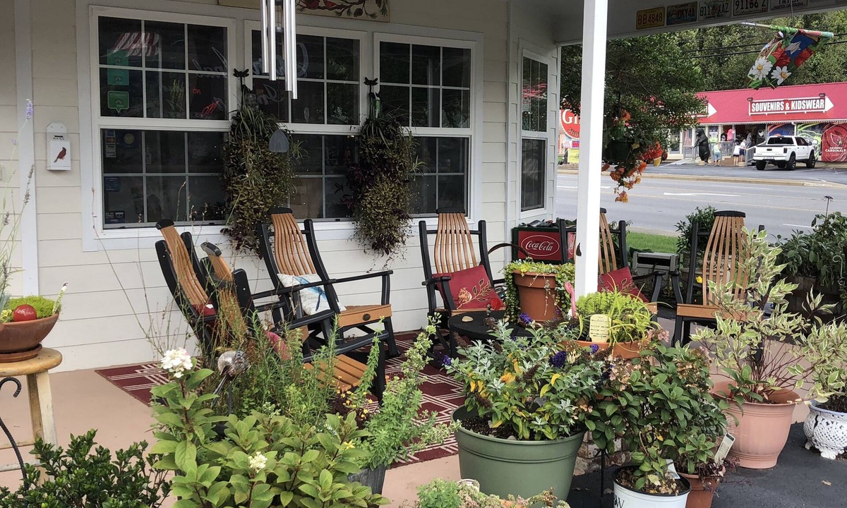 Maggie Valley Hotel | The Cardinal Inn