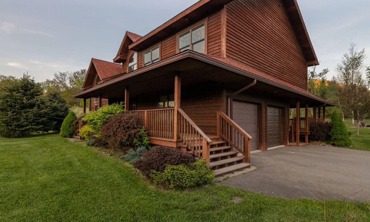 Snowshoe House | The Cardinal Retreat by Casago