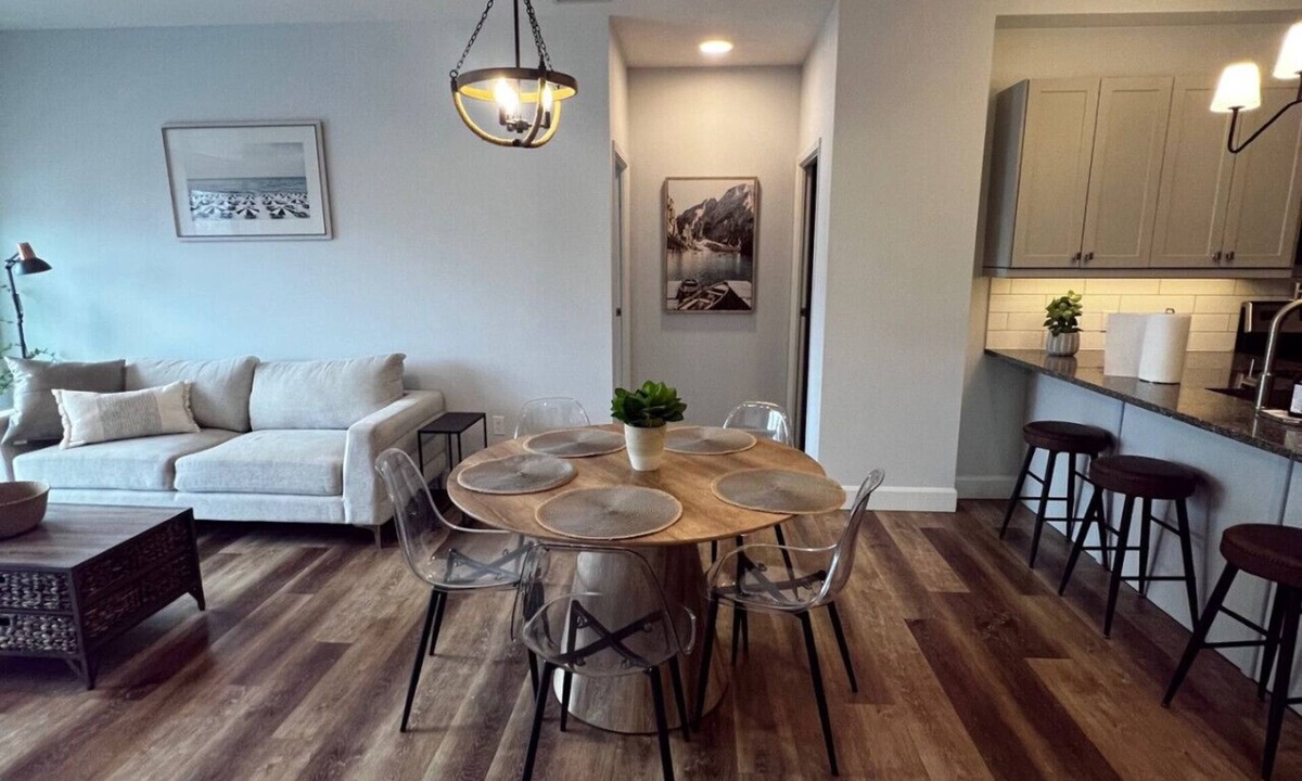 Grand Bend Apartment | The Carlyle 208 4 BR Beachside Condo in Grand Bend