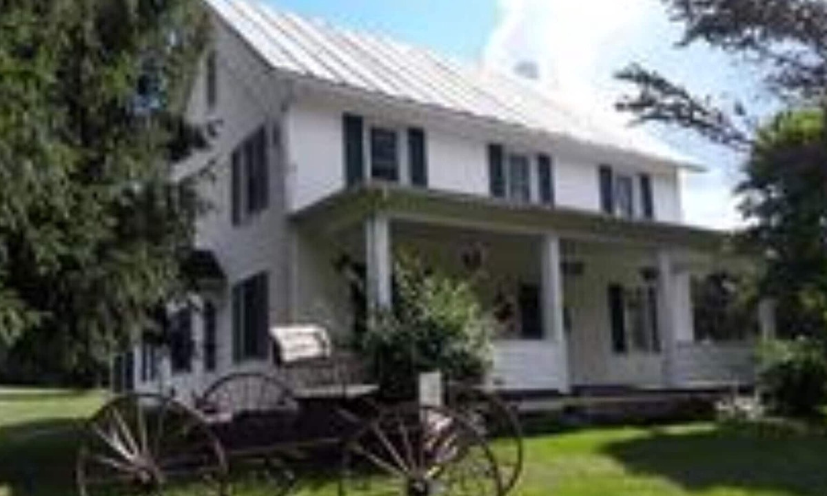 Center Moreland House | The Carriage House