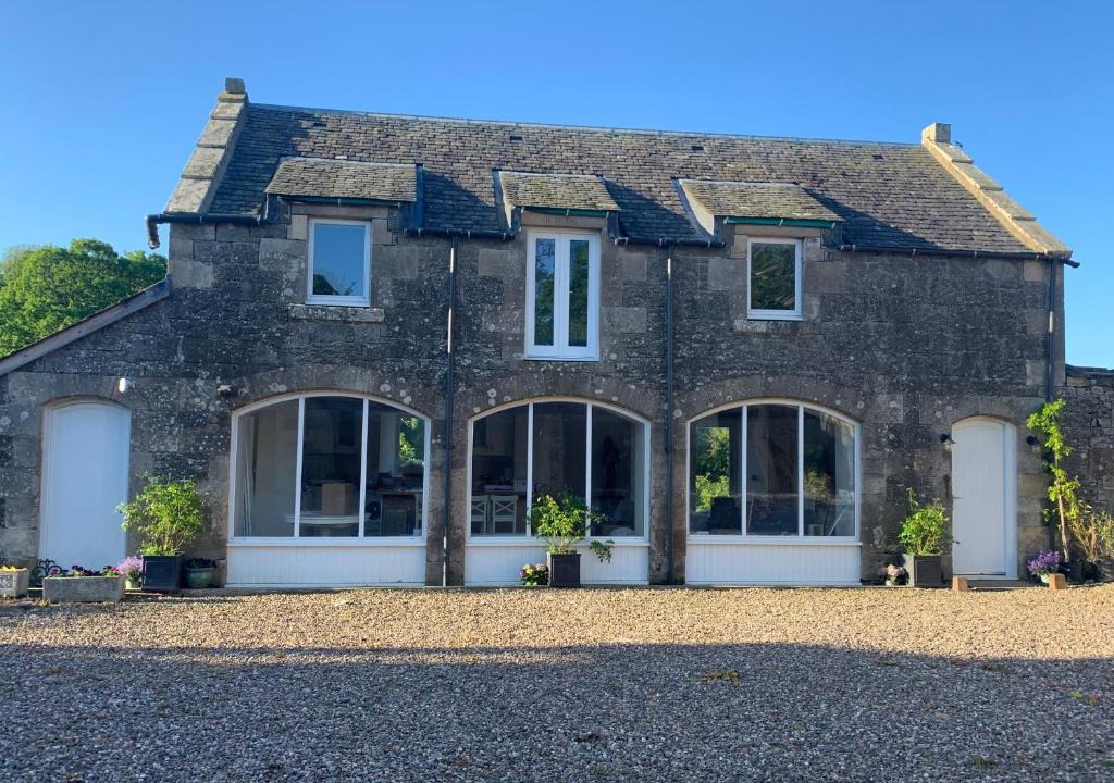 Cupar House | The Carthouse (Luxury 2 bed with private hot tub)