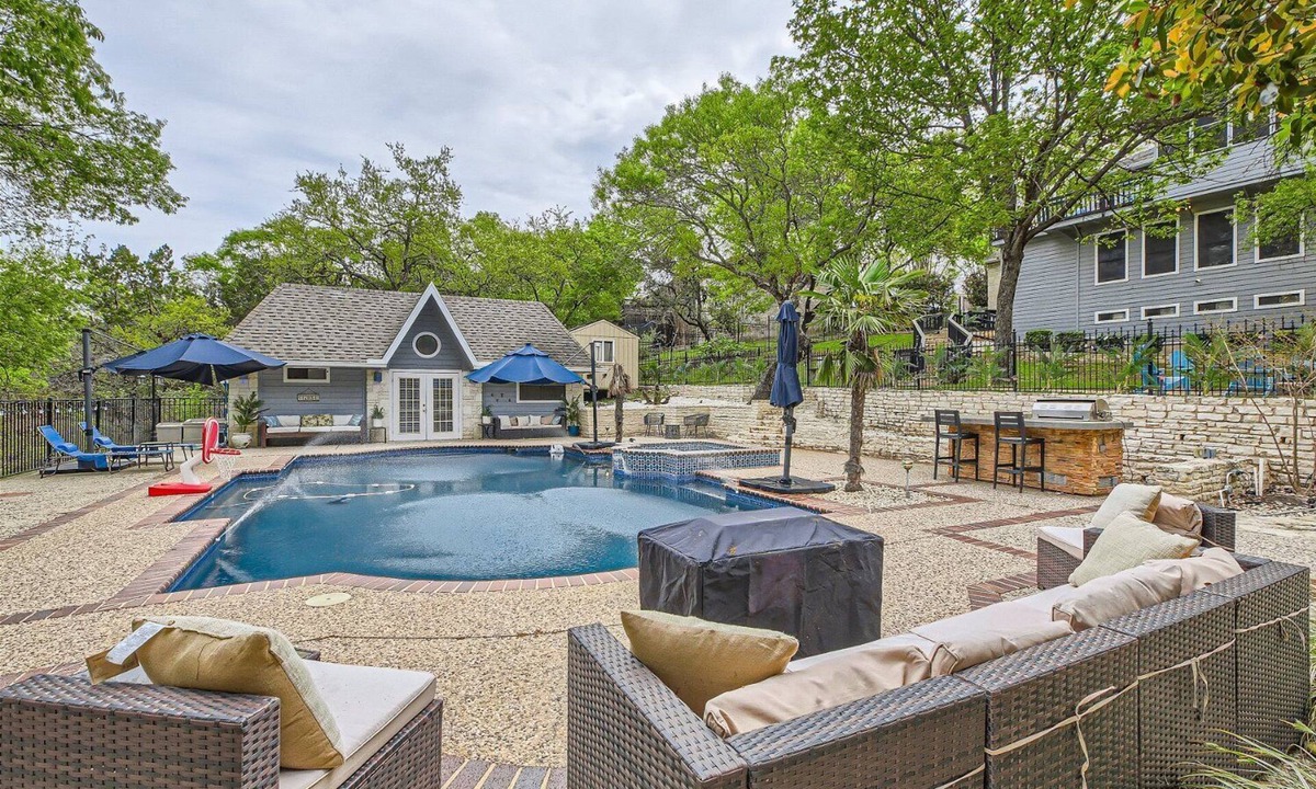Crownridge of Texas House | The Casa Cantera by Six Flags, La Cantera, The Rim. 3Br Home with Pool & Cabana