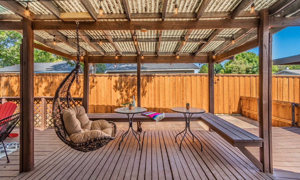 Plano House | The Casita Executive Home, Location, Pet Friendly