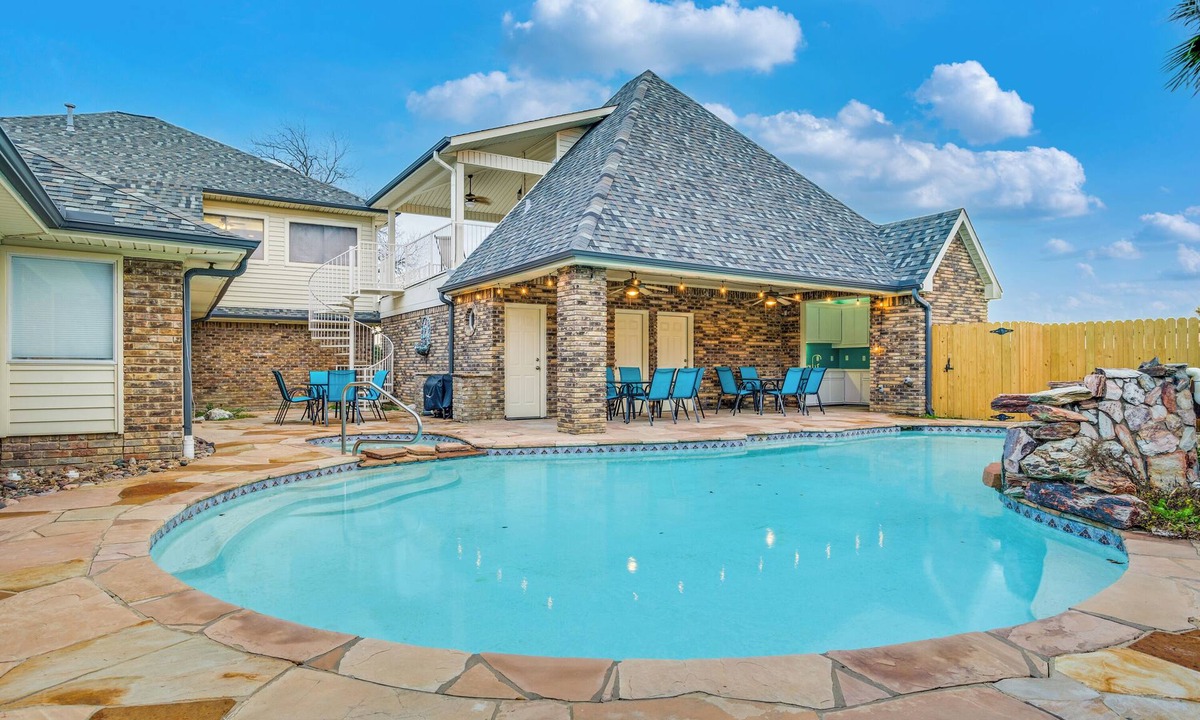 Garland House | The Castle/9BR Retreat w/Pool + Game Room