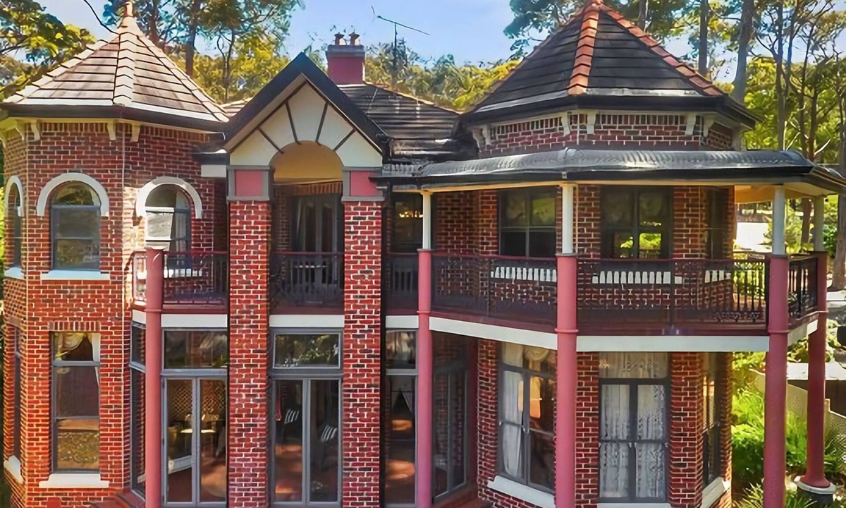 Lilli Pilli House | The Castle Lilli Pilli Beach