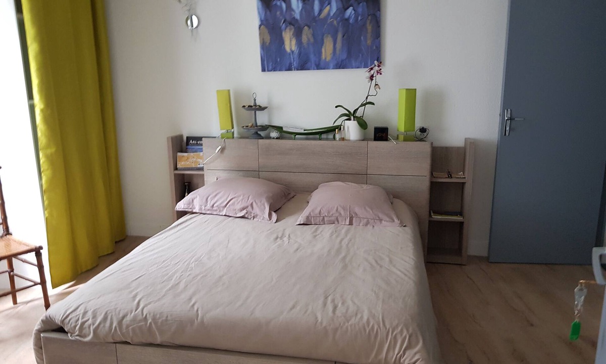 Rochefort-en-Terre Apartment | The castle moat in the city center