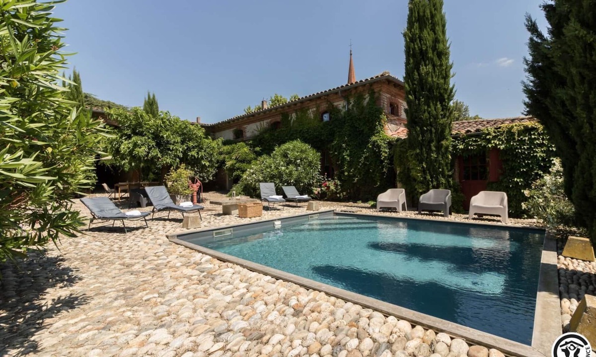 Auragne House | The Castle Stables