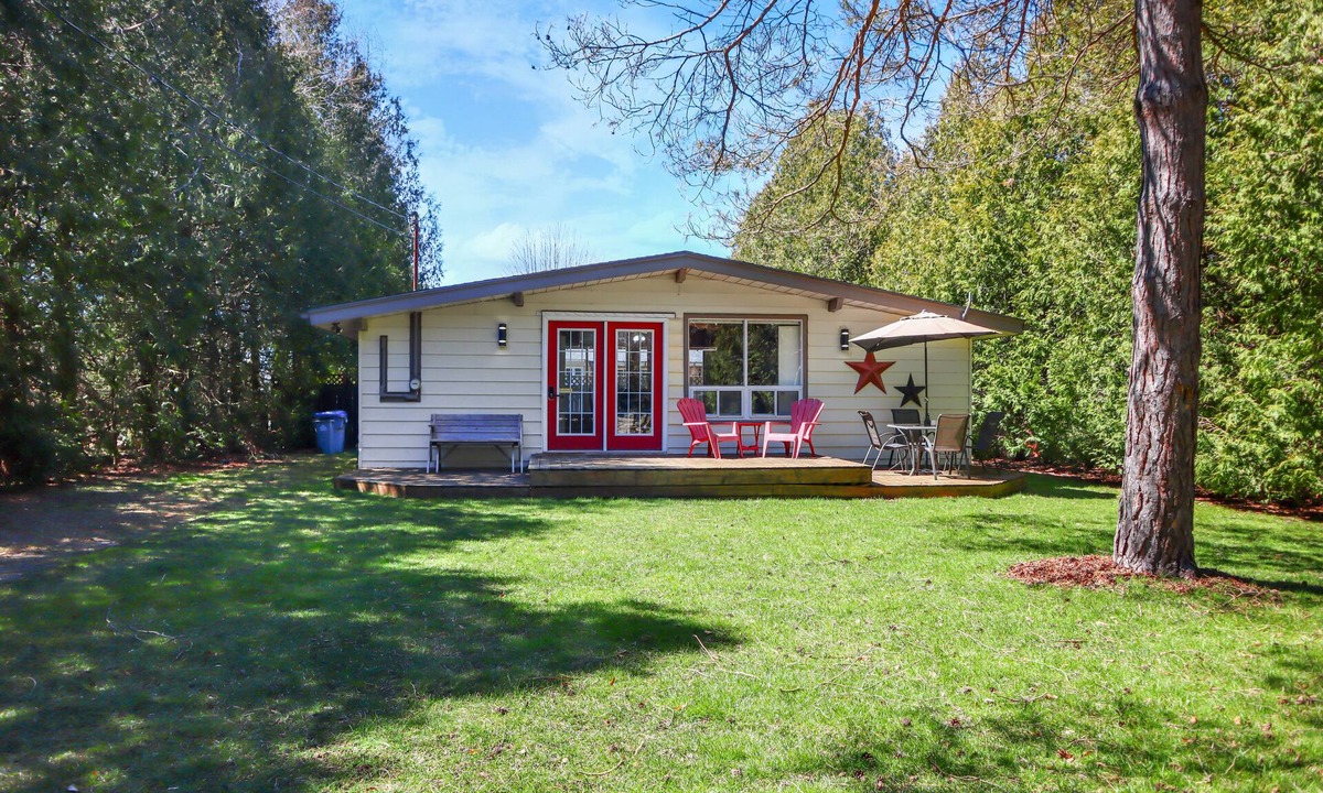Bayfield Cottage | The Cedar Hideaway - Quiet Area, Private Yard close to Downtown and Beach!☀️🌊⛱️