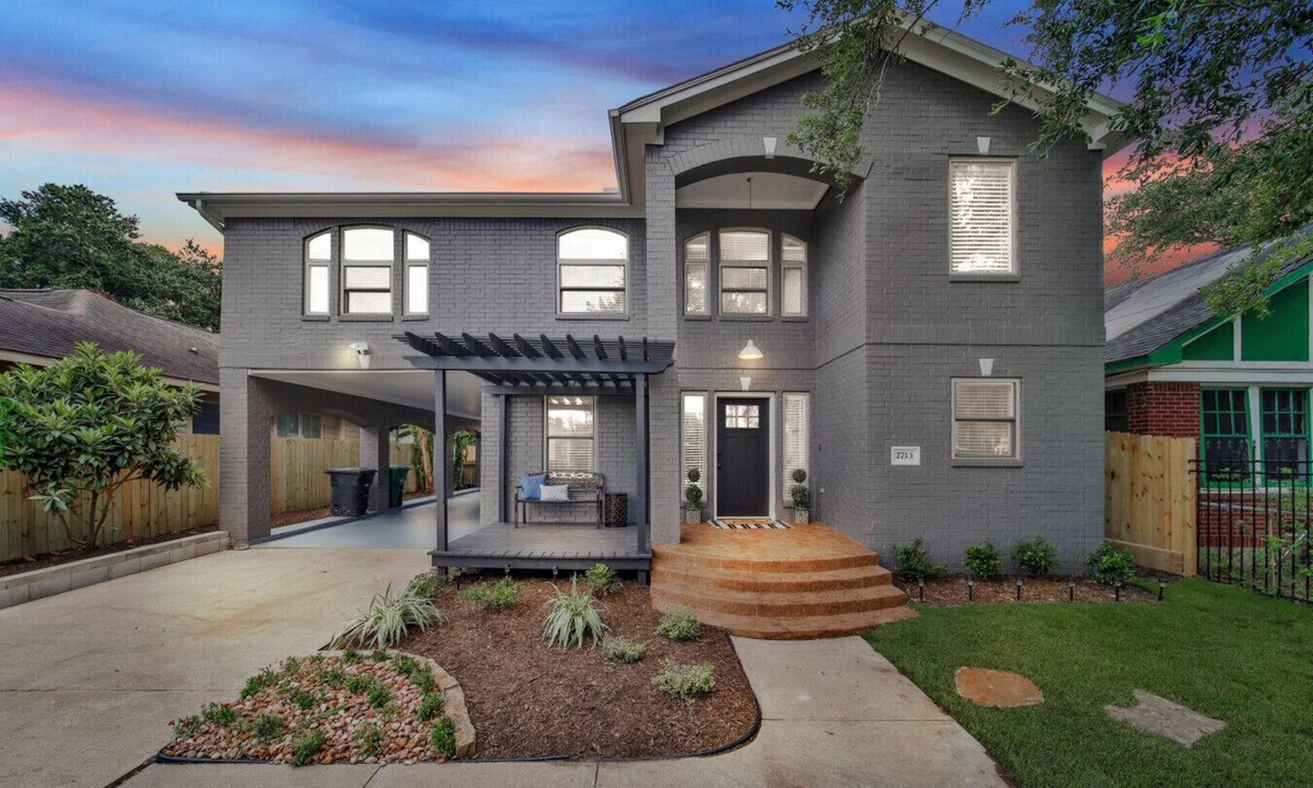 South Central Houston House | The Celeste | Sleeps 16