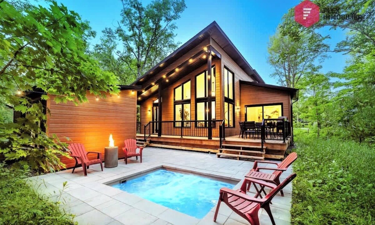 Pont-Rouge House | The Celestial of Portneuf - Hot tub in the forest