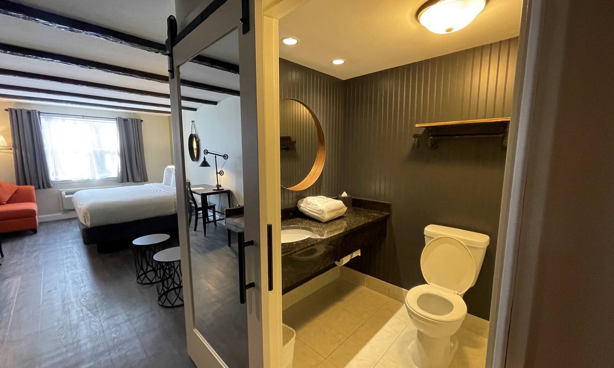 Latham Hotel | The Century House Latham - North Albany, an Ascend Collection Hotel
