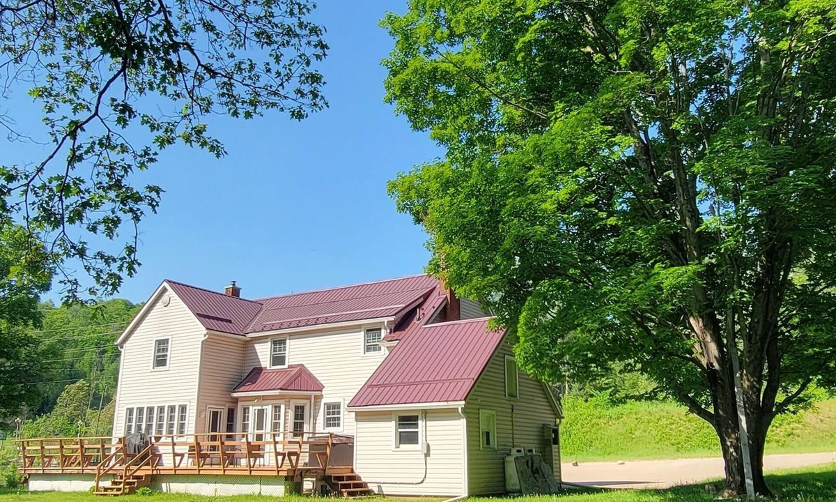 Bancroft Cottage | The Chanting River Nest. Snowmobile/ATV trail across St. Pet-Friendly!