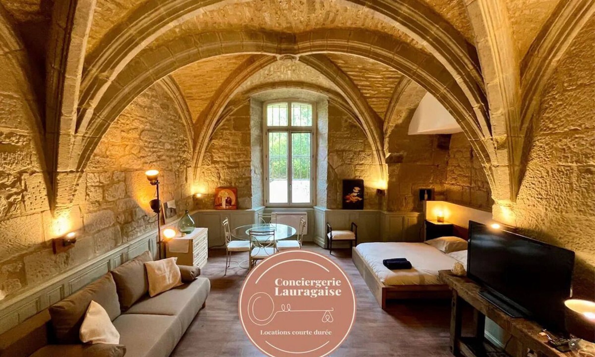 Alzonne Apartment | The chapel - atypical and comfortable