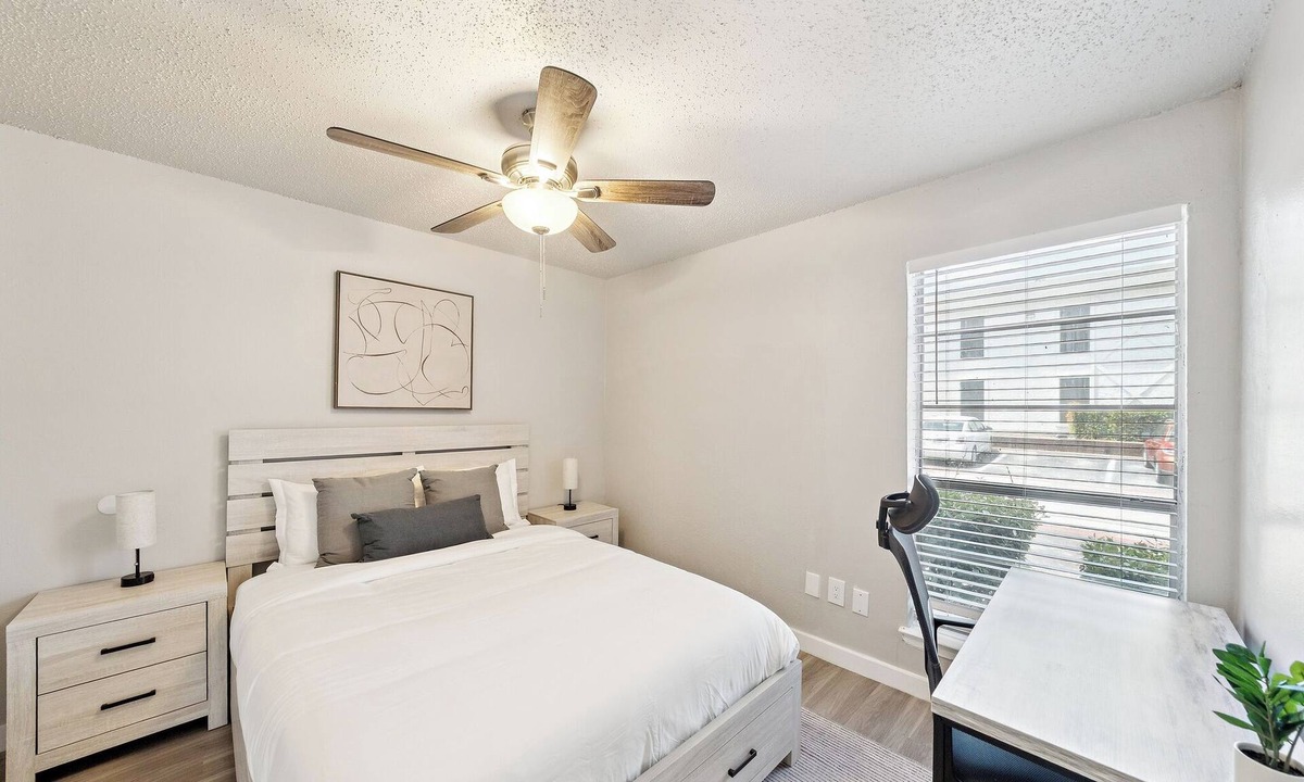 Buckingham Apartment | The Charlie 4147 I Spacious and Comfy 1 Bed 1 Bath