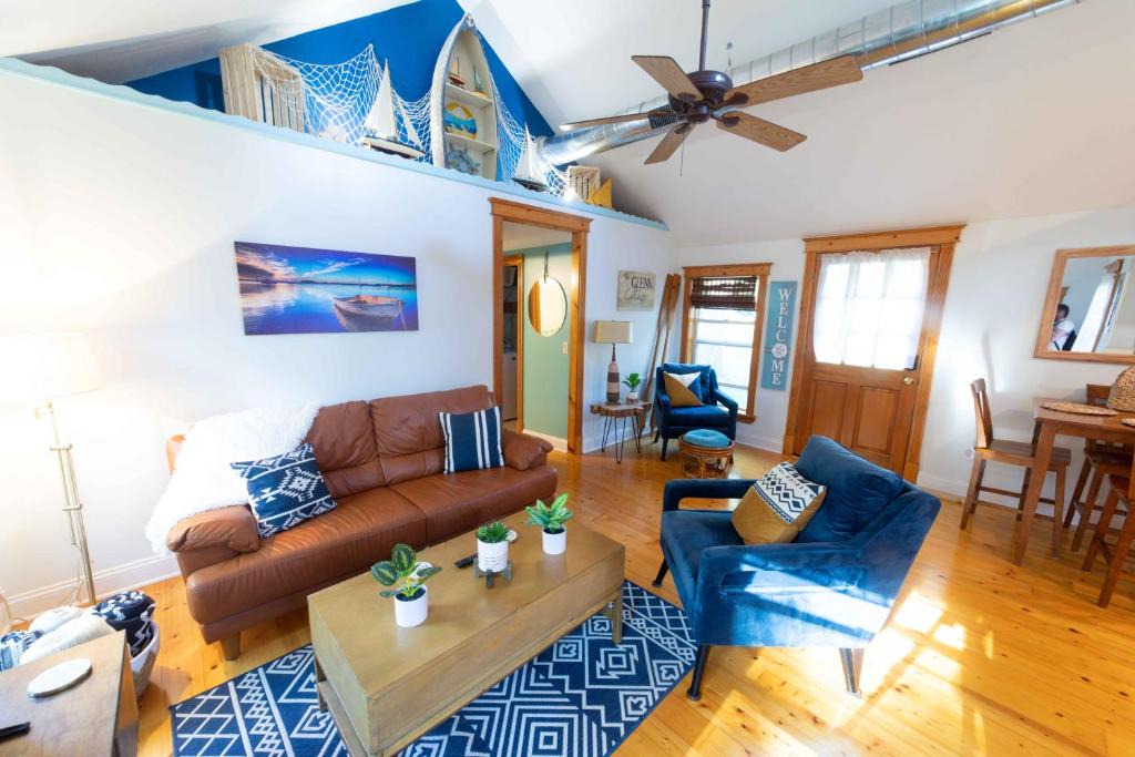 Glenn House | The charming Glenn Cottage! Walk to Lake Michigan!