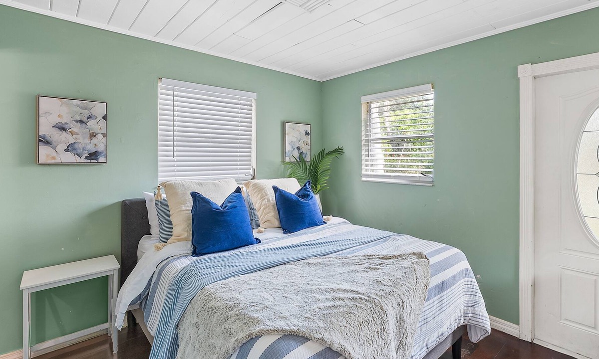 Jupiter Farms RV Rental | The Cherokee Hideaway: Pet-friendly & Event Setups