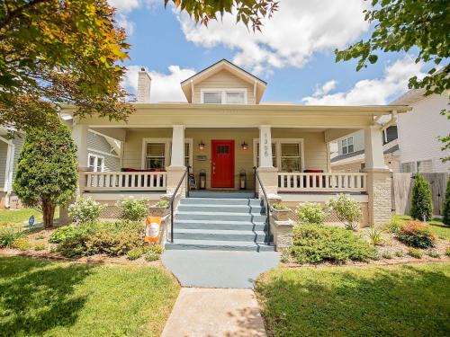 Rountree House | The Cherry St House|Dog Friendly |Sleeps 10 |Near MSU