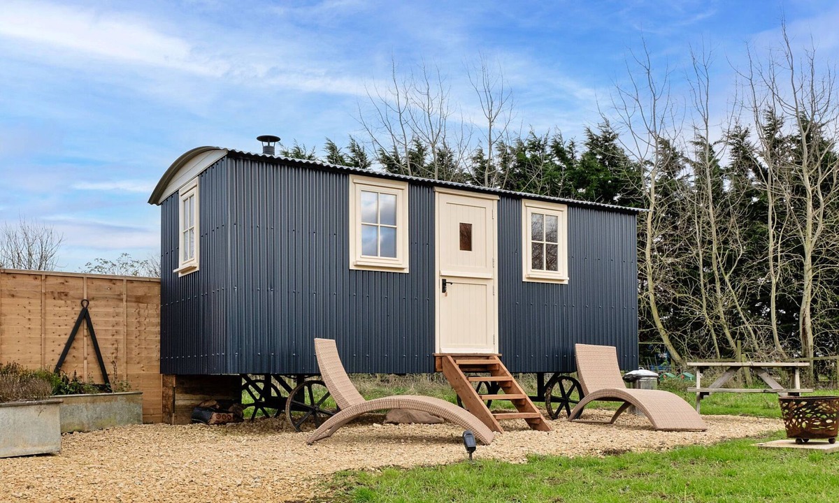 Brackley House | The Chicken Hut by Interhome