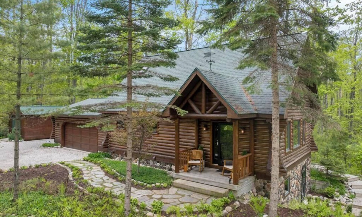 Alanson Cabin | The Chippewa House - Quiet Wooded Setting